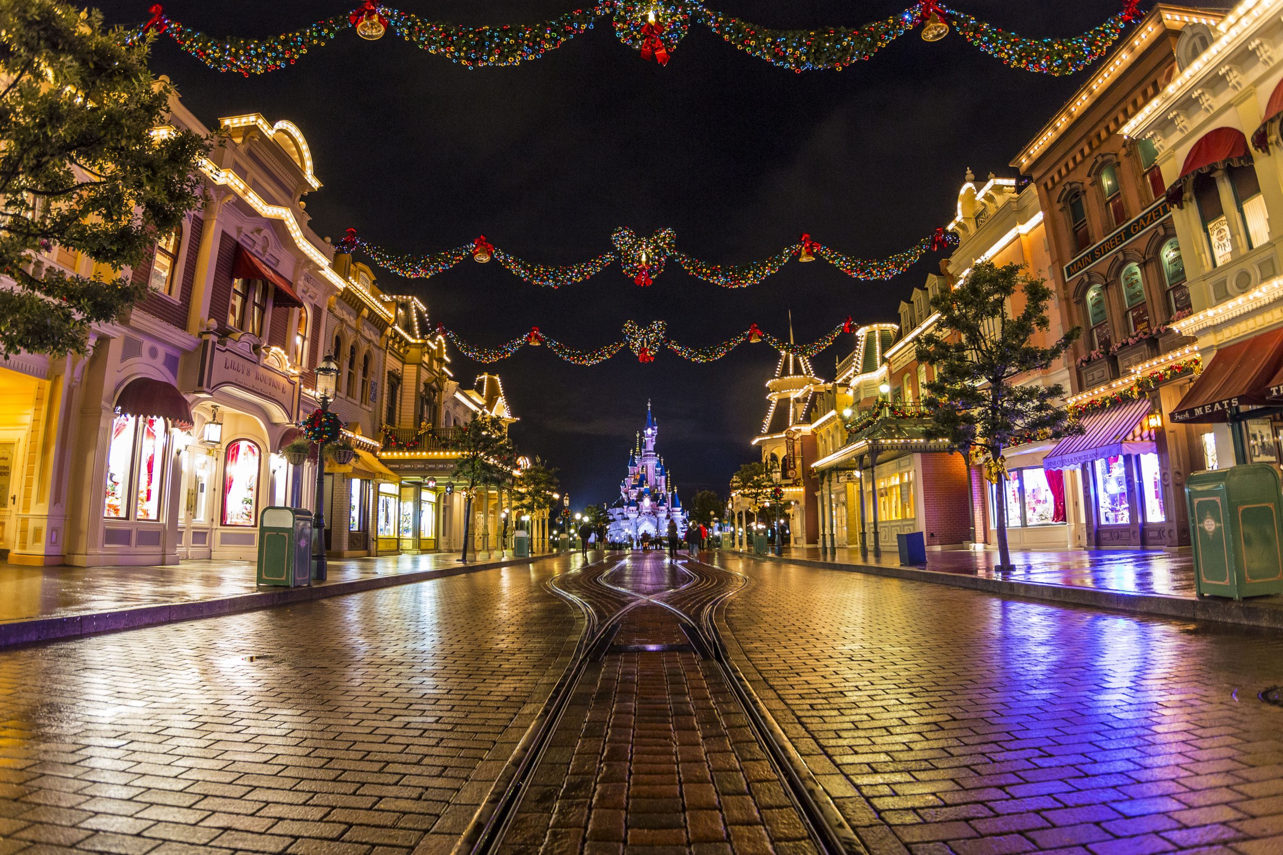 Main street Disneyland addobbata per Natale