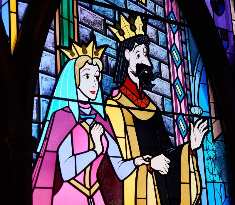Vetrata interna del Castello decorata con Re e Regina