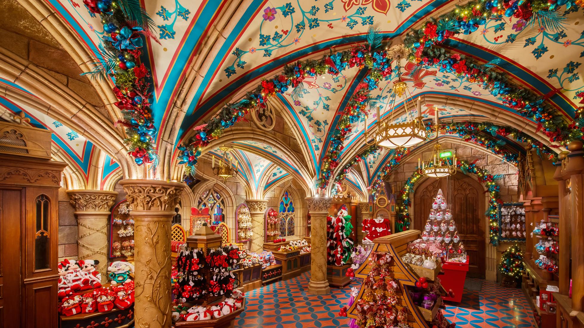 Boutique du Chateau internamente decorata per Natale con gadget e addobbi