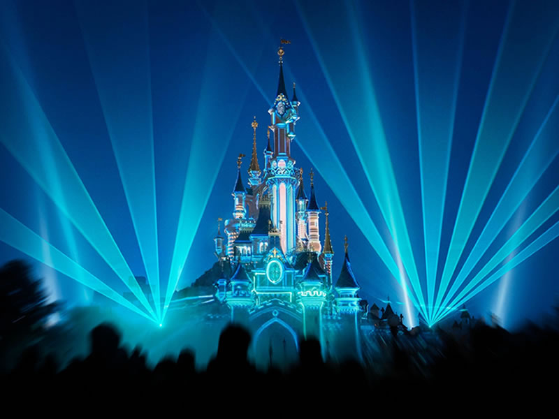 Castello della Bella Addormentata a Disneyland illuminato di blu