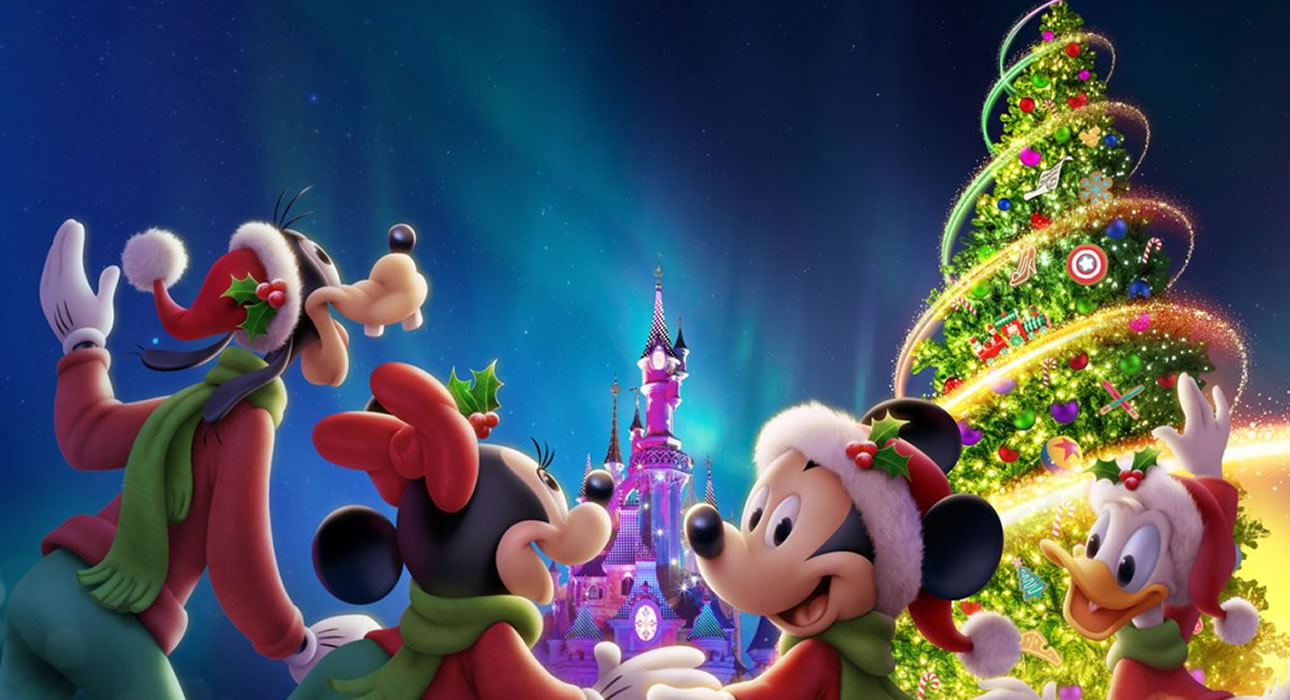 personaggi Disney vestiti da Natale meravigliati dal Castello