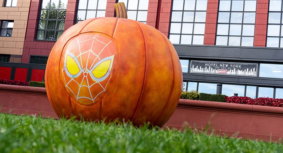 zucca di Halloween con volto Spiderman davanti hotel New York