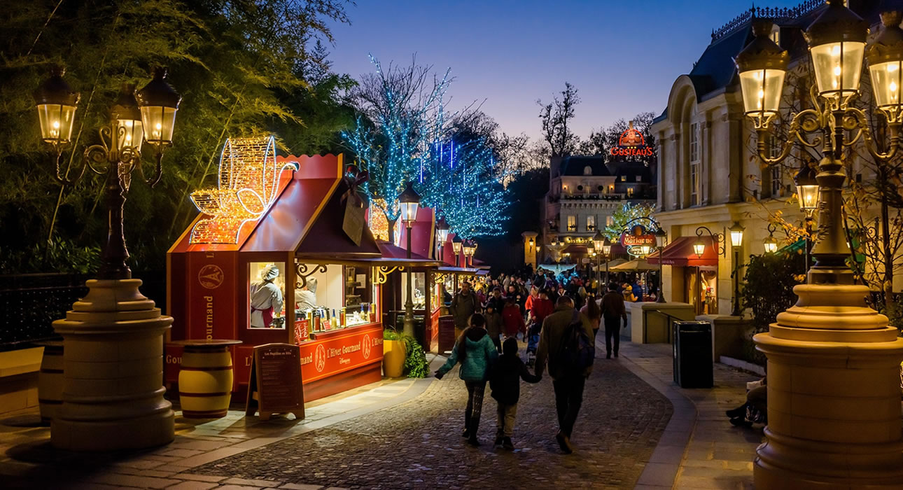 chalet dell'Hiver Gourmand con luci e addobbi natalizi e persone a passeggio