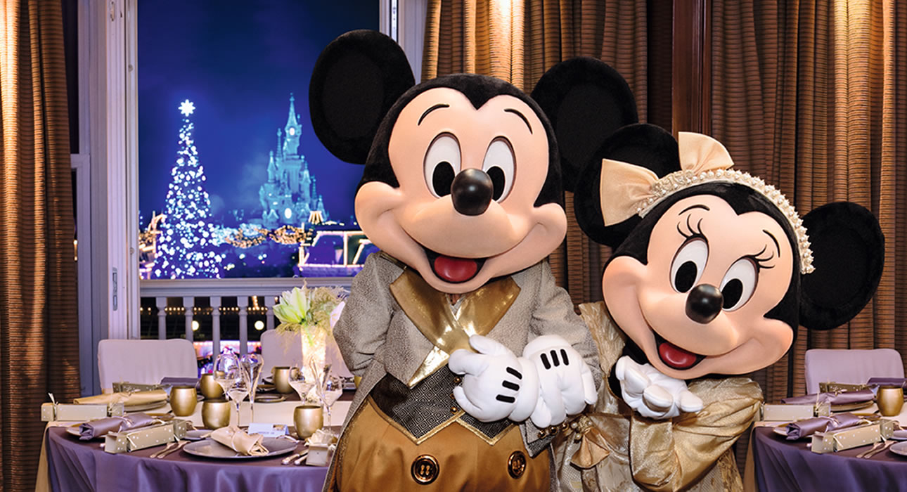 Topolino e Minnie attendono gli ospiti al cenone di Capodanno con vista sul Castello