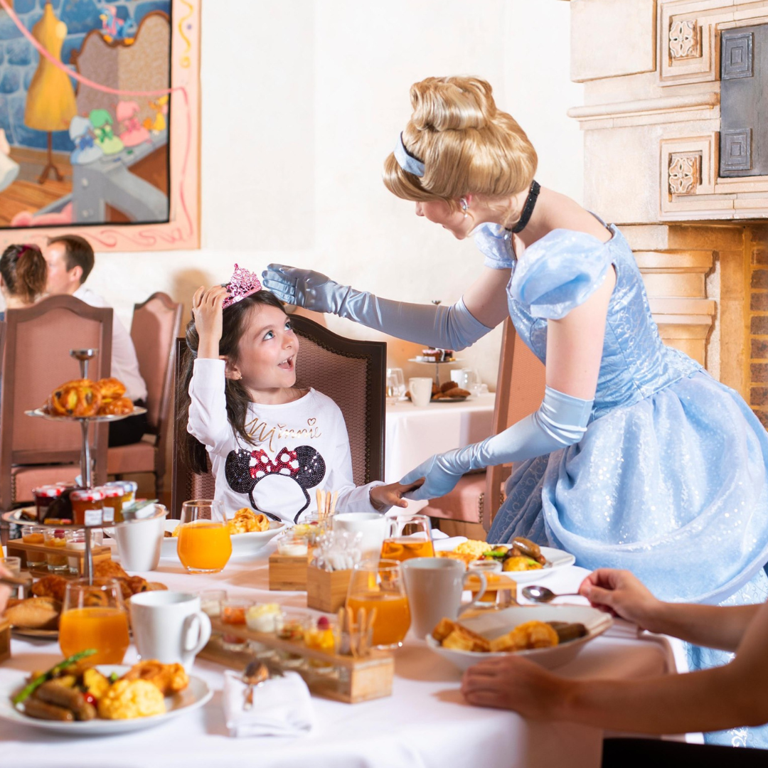 Cenerentola incorona una bambina durante un pasto