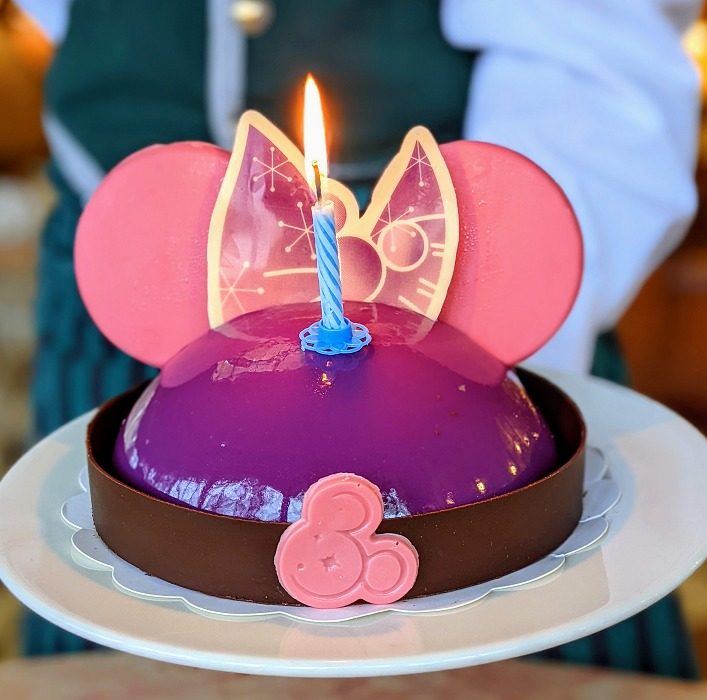 torta di compleanno a forma di Topolino con candelina che puoi ordinare a Disneyland