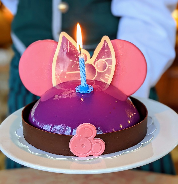 torta di compleanno a forma di Topolino con candelina che puoi ordinare a Disneyland