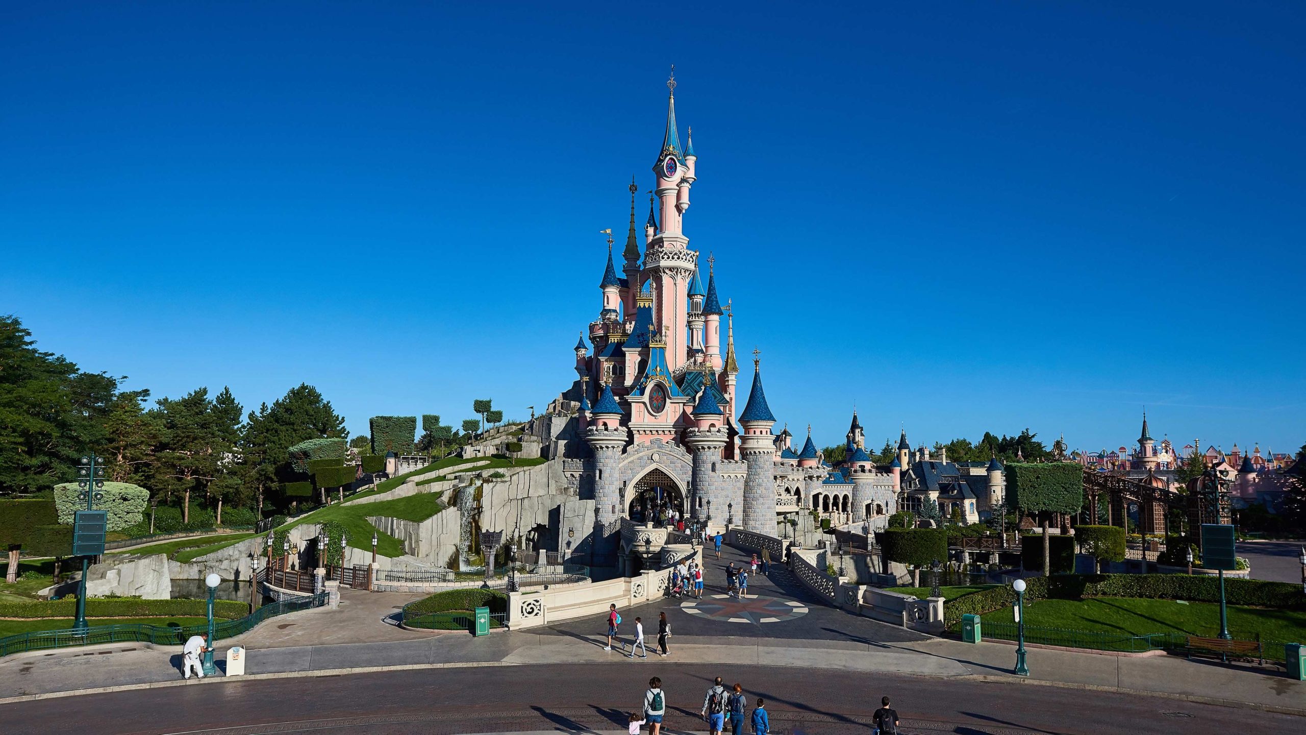 Il maestoso Castello della Bella Addormentata a Central Plaza a Disneyland Paris alla fine di Main Street