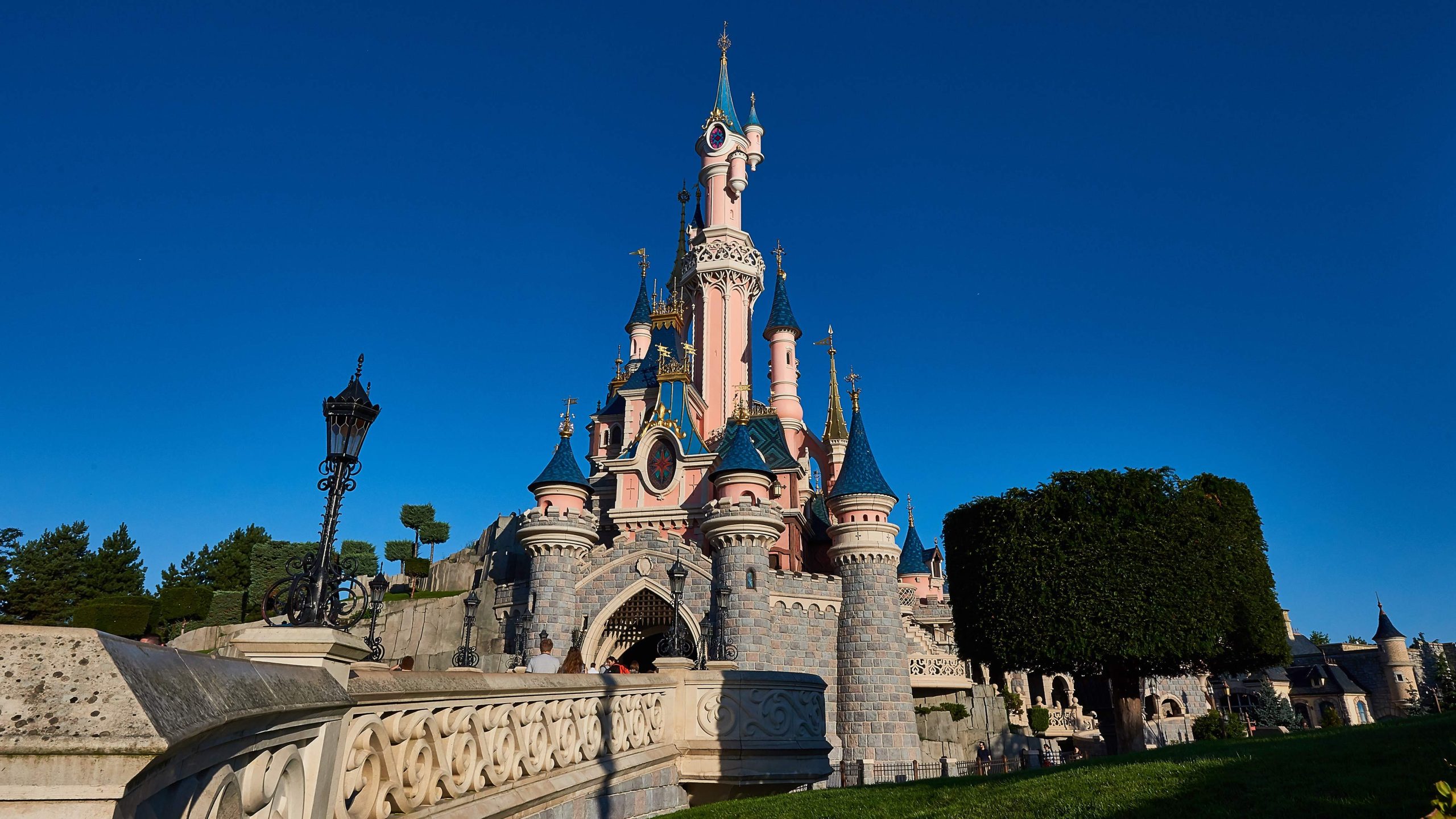 Visuale destra del Castello della Bella Addormentata a Disneyland Paris