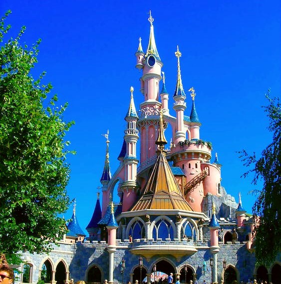 Vista posteriore del Castello della Bella Addormentata nel Bosco a Disneyland Paris