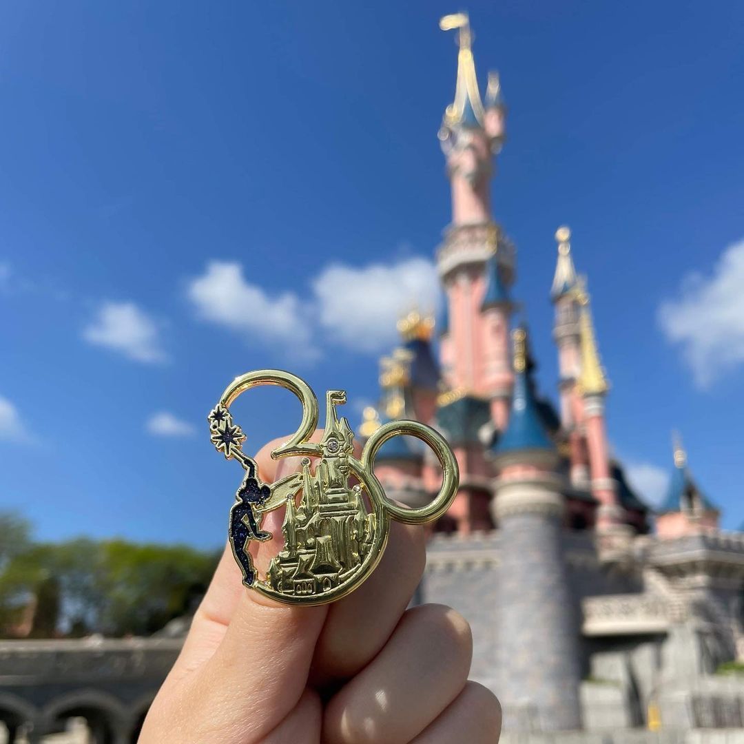 Pin 30 anniversario Disneyland con Trilli e come sfondo il Castello