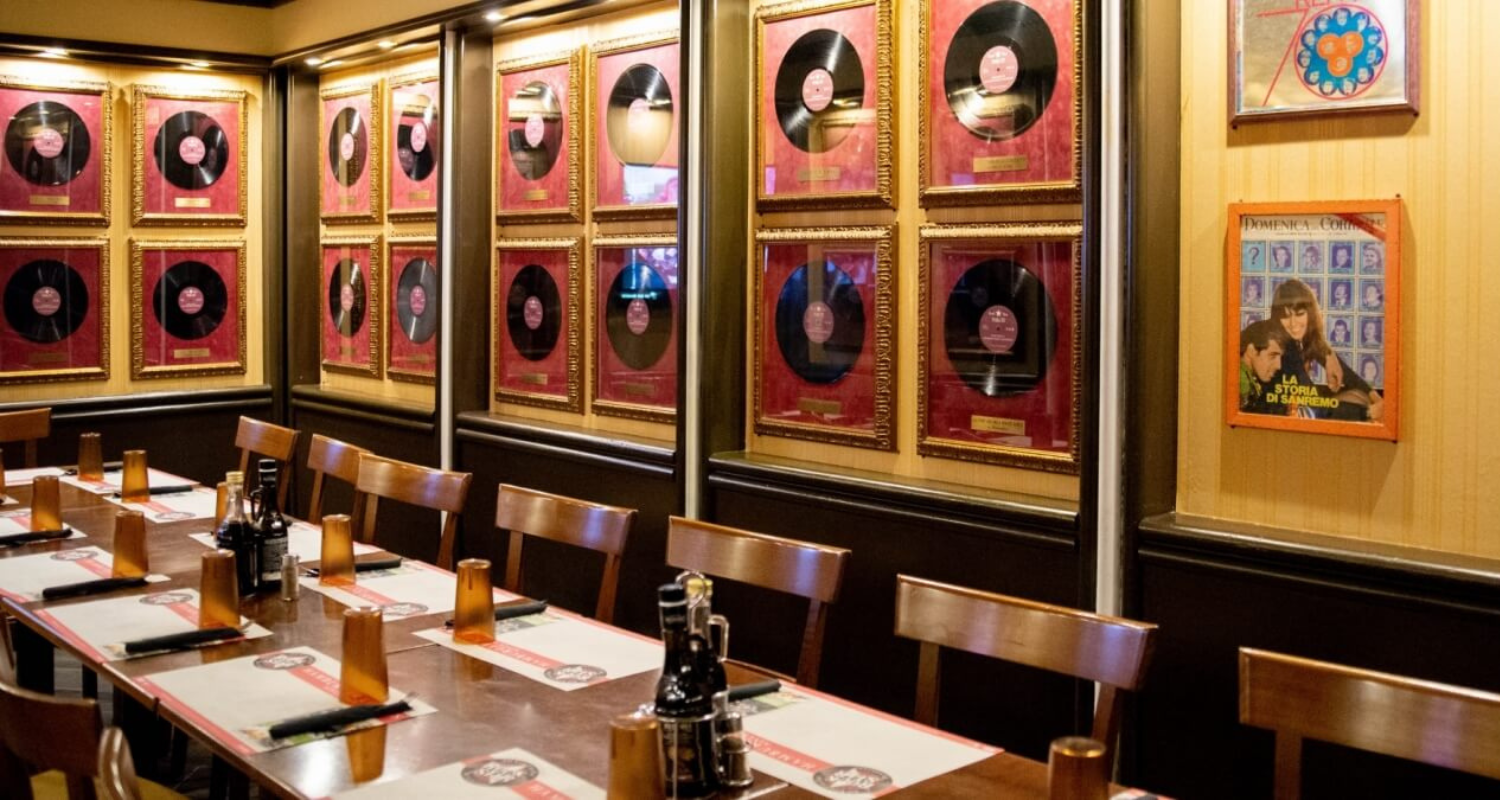 Restaurant Rock Star con pareti ricche di dischi e foto di artisti