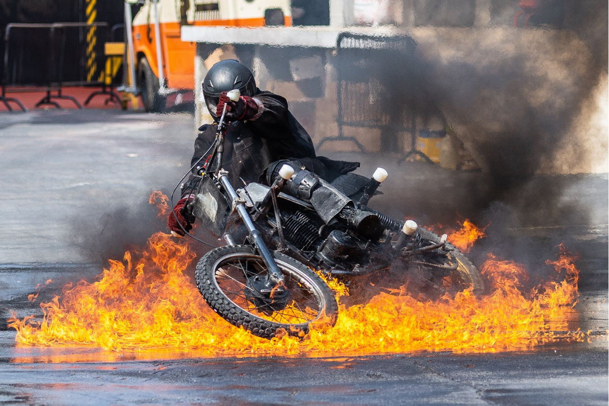 Show con stuntman in moto tra le fiamme a Movieland