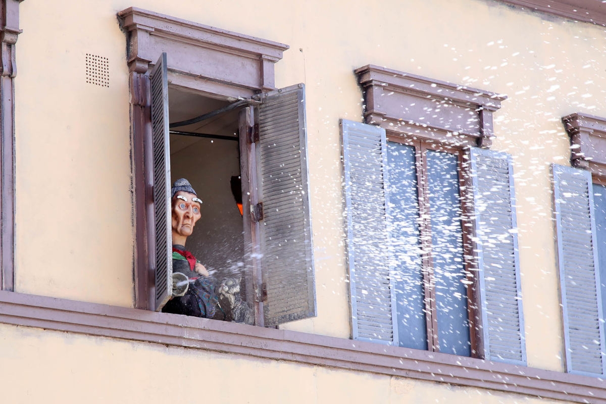 Piazza Italia con la signora Gina dalla finestra che spruzza acqua a l'Italia in Miniatura