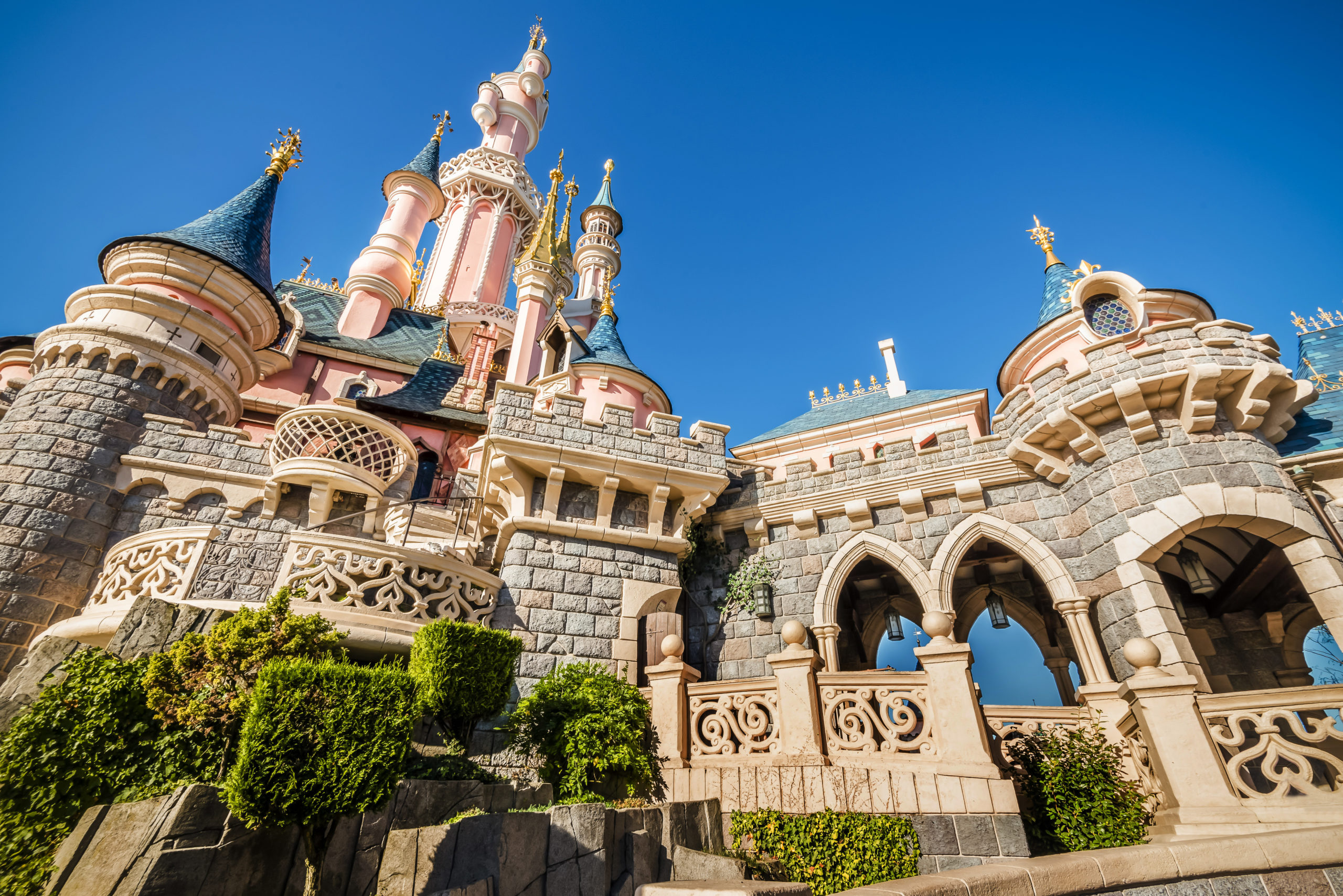 Castello della Bella Addormentata visto dal basso verso l'alto a Disneyland Paris