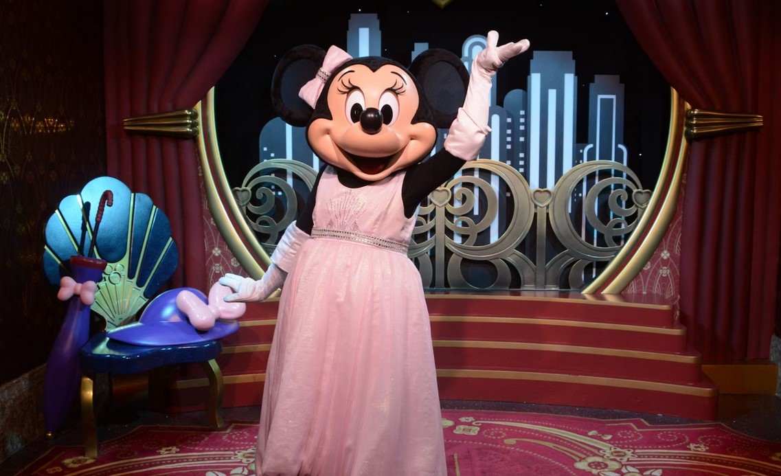 Minnie con vestito rosa elegante al Commissary Lane a Disney's Hollywood Studios