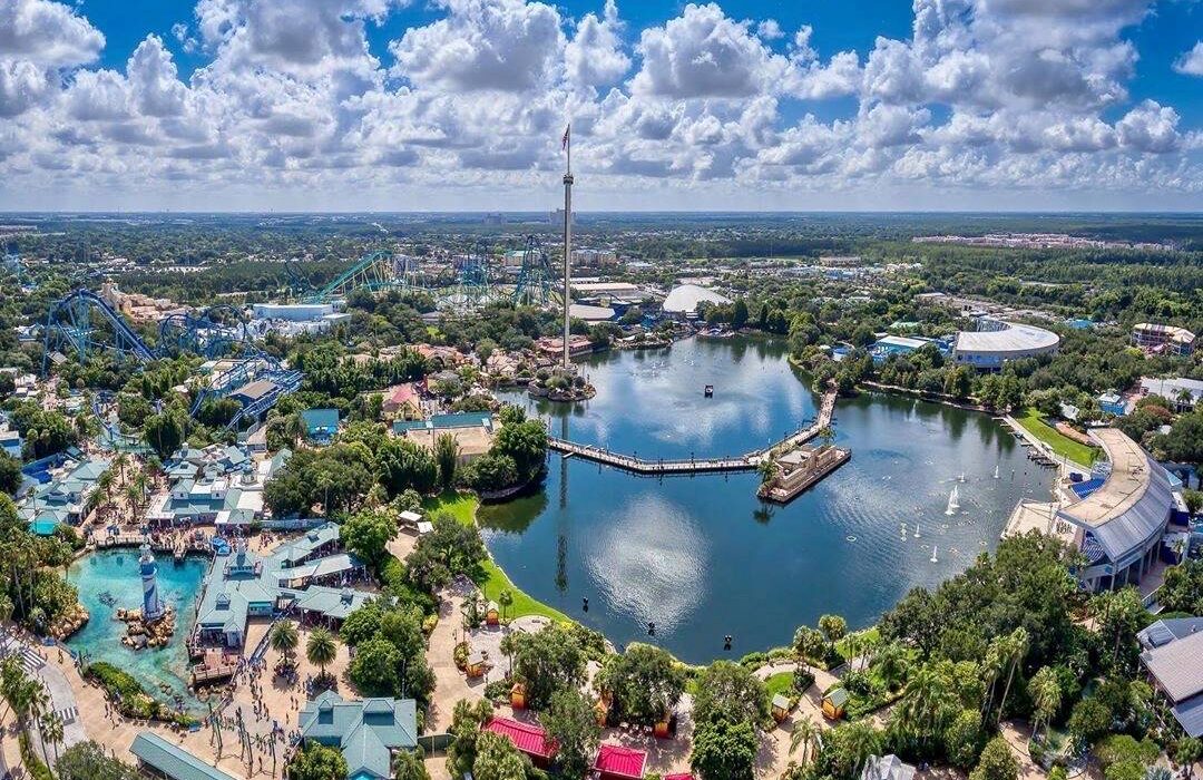 Panoramica dall'alto di SeaWorld Orlando con attrazioni, spazi verde e lago