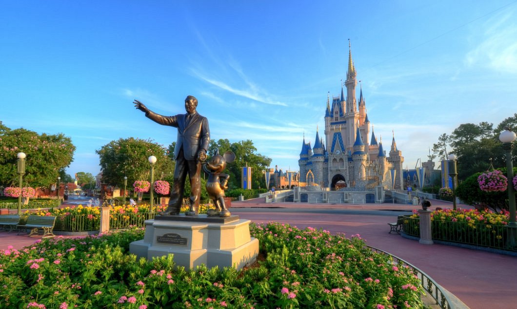 Castello Cinderella e statua Walt Disney e Topolino al parco Walt Disney World