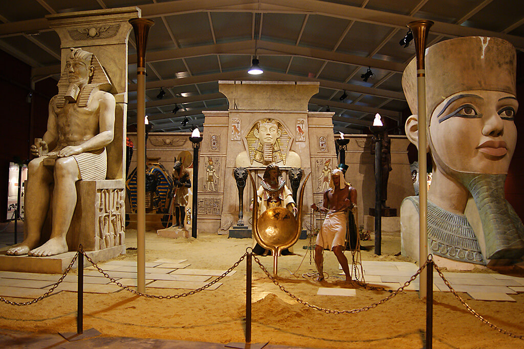 Cinetour con statue egizie nell'area Cinecittà