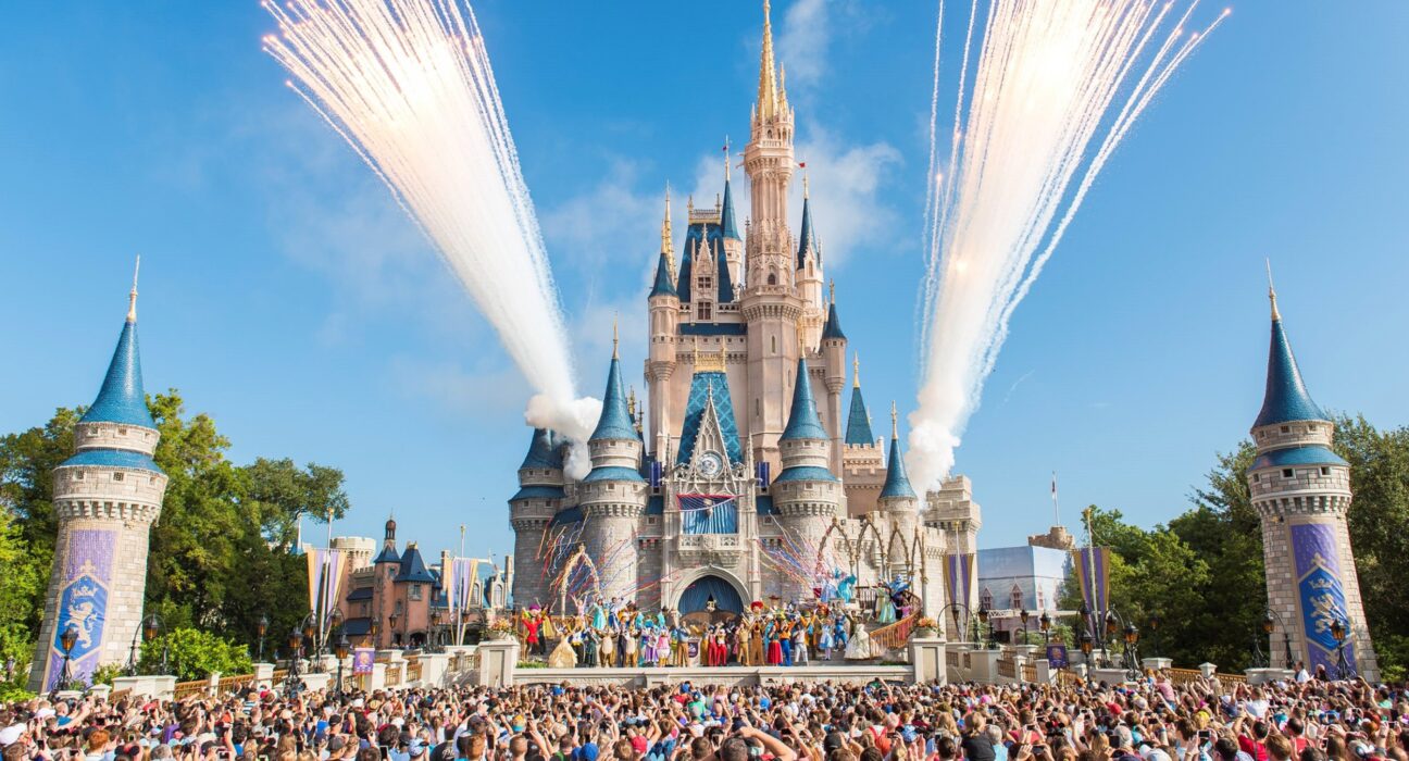 Castello Walt Disney World a Orlando con fuochi d'artificio e folla