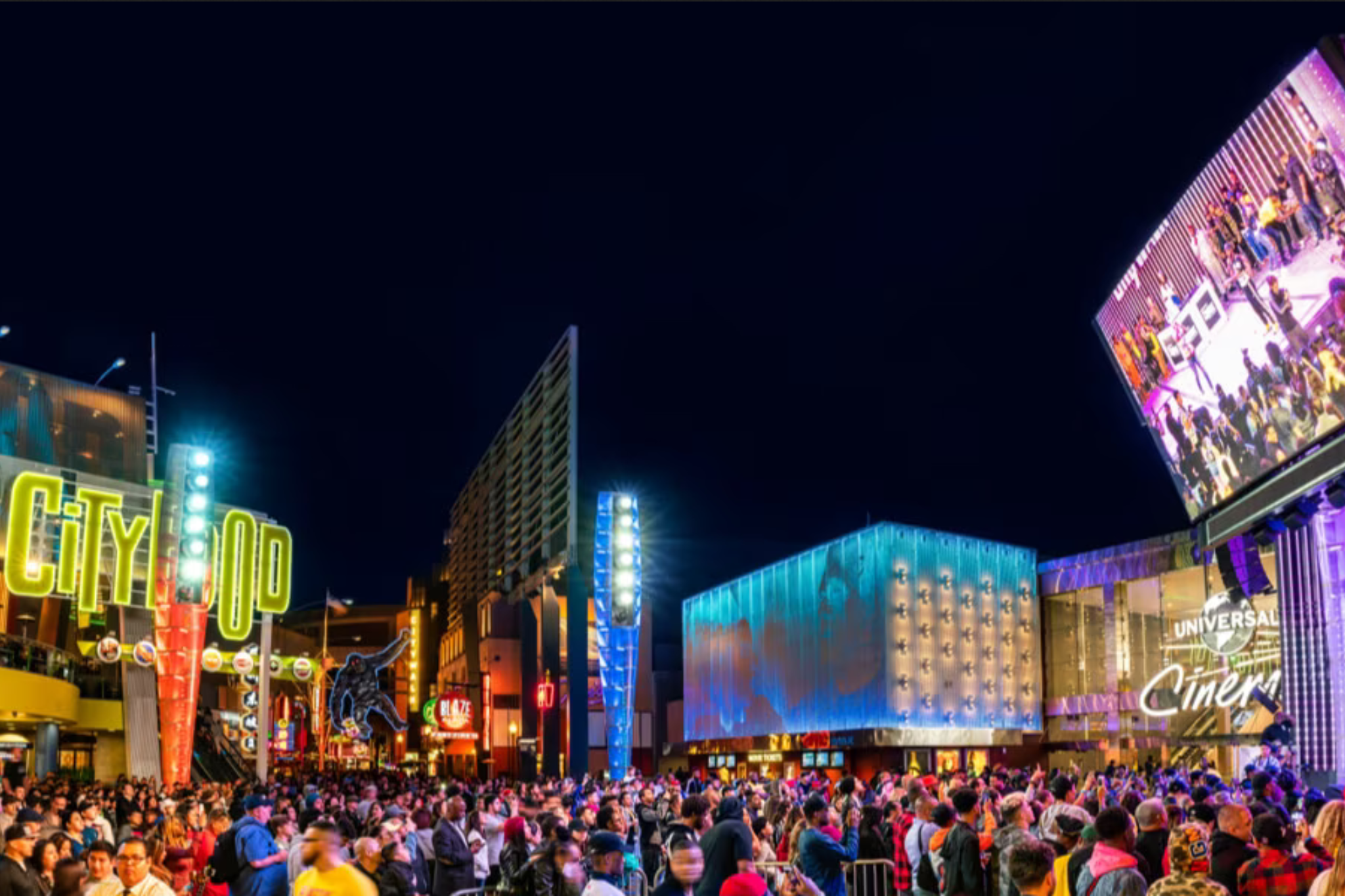 Citywalk animata di sera agli Universal Studios Hollywood