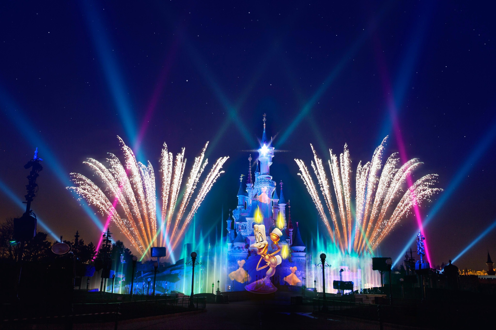 Disney Dreams spettacolo serale con fuochi d'artificio a Central Plaza sul Castello della Bella Addormentata