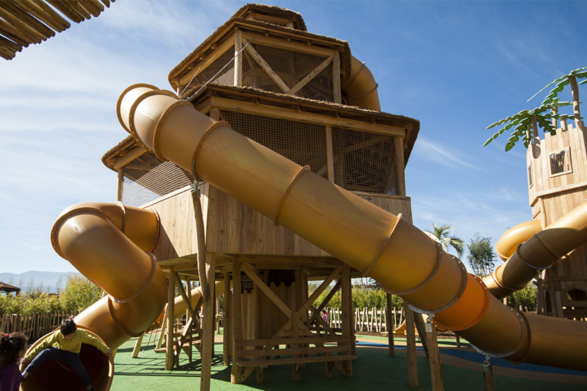 Attrazione Jungle Camp: area giochi bambini con scivoli e ponti a Magicland