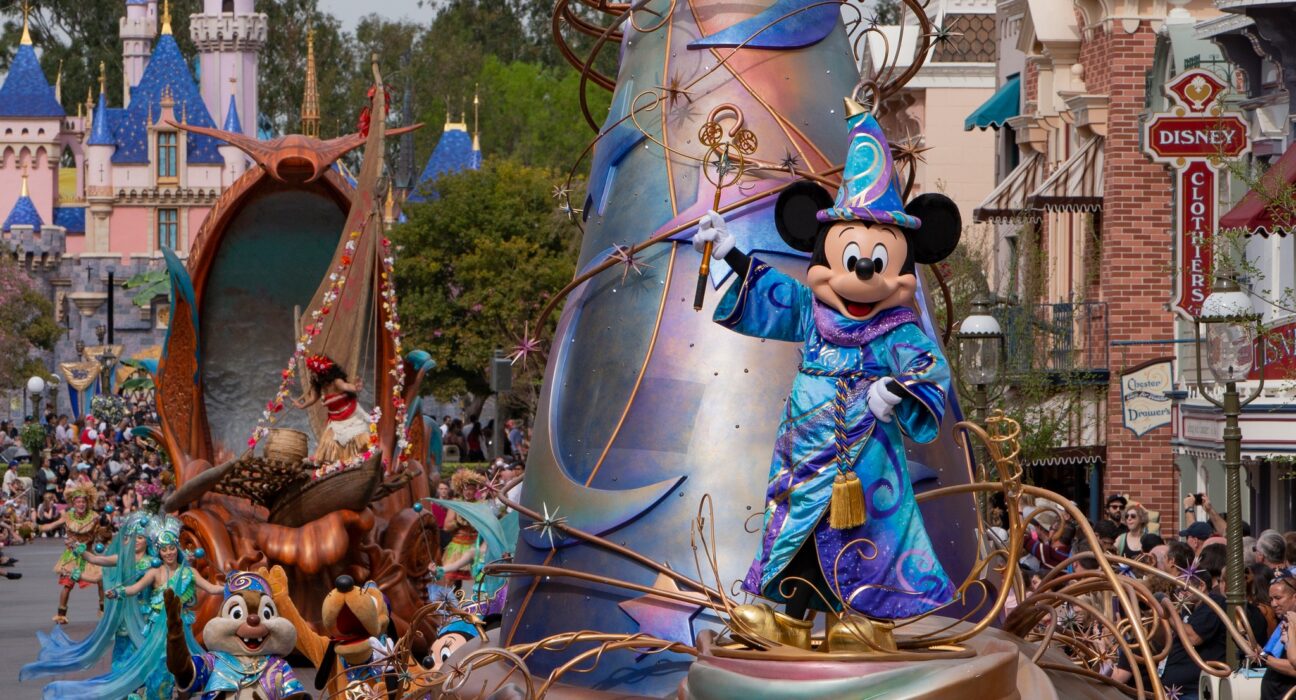 Parata personaggi Disney al Paradise Gardens Park a Disneyland Resort