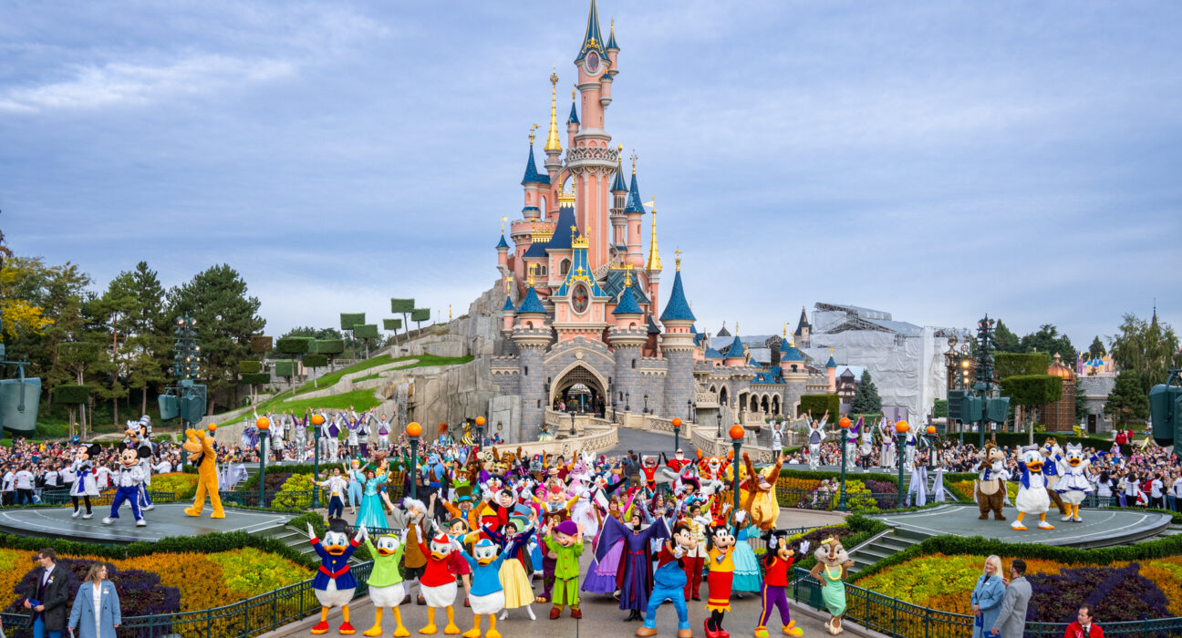 Parco Disneyland Paris in festa con tutti i Personaggi Disney davanti al Castello della Bella Addormentata