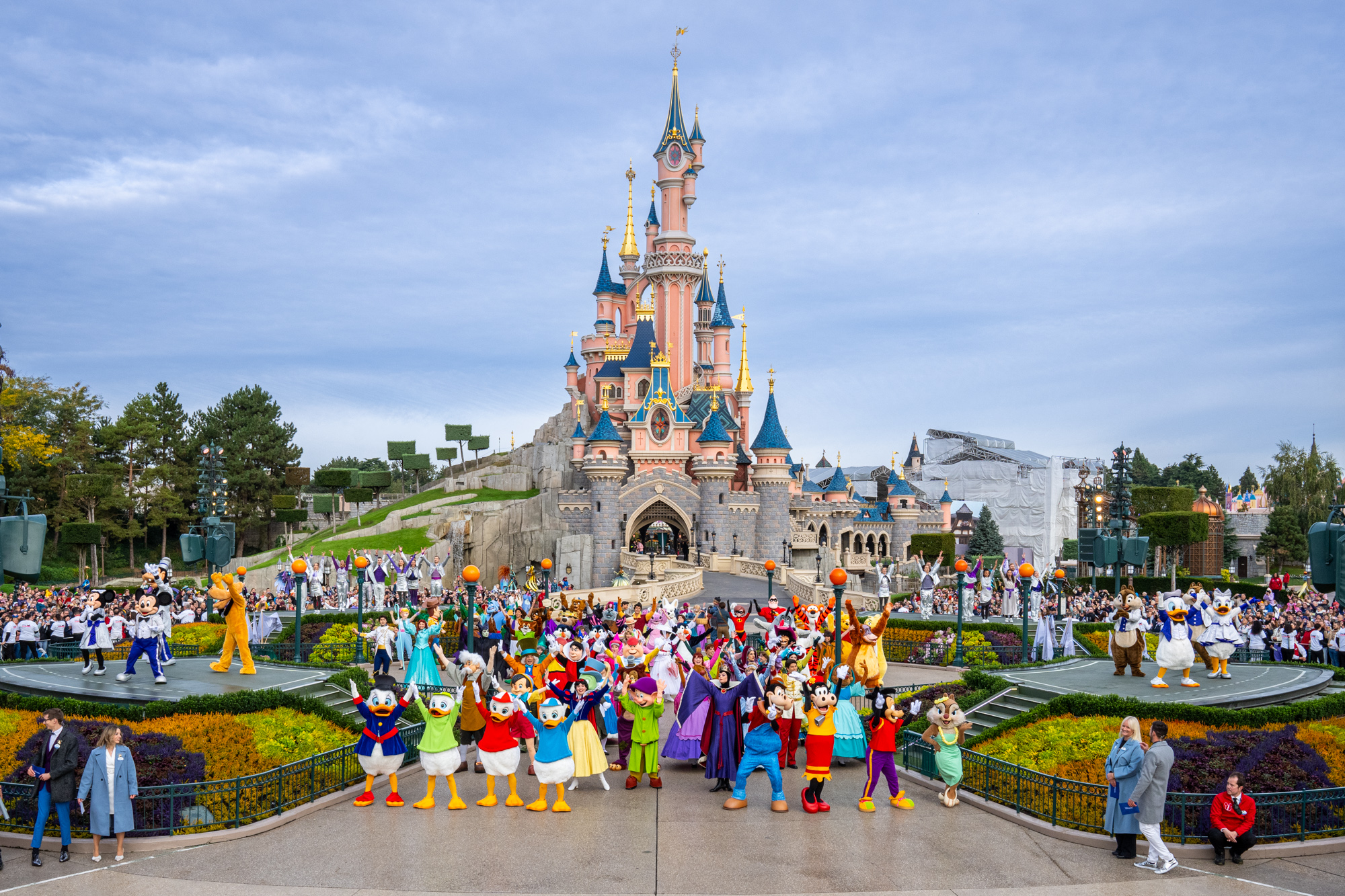 Parco Disneyland Paris in festa con tutti i Personaggi Disney davanti al Castello della Bella Addormentata