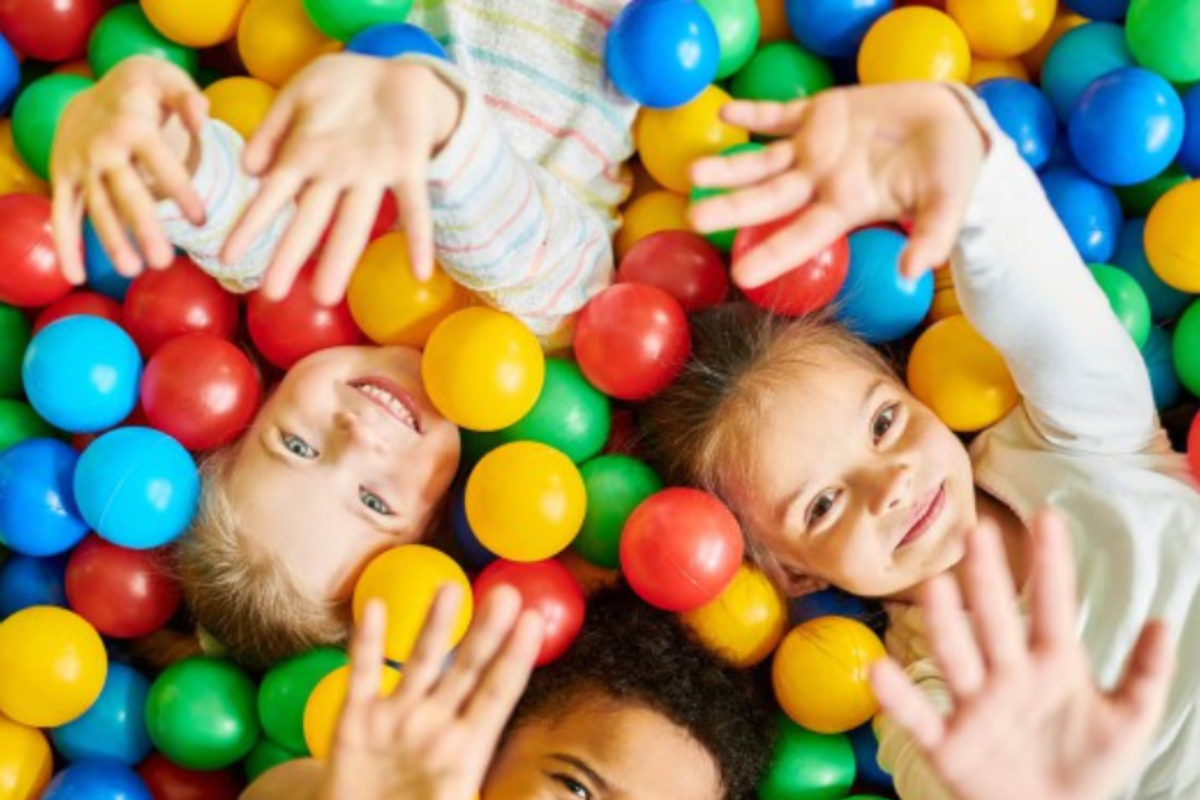 Play Mart: area giochi per bambini con palline colorate