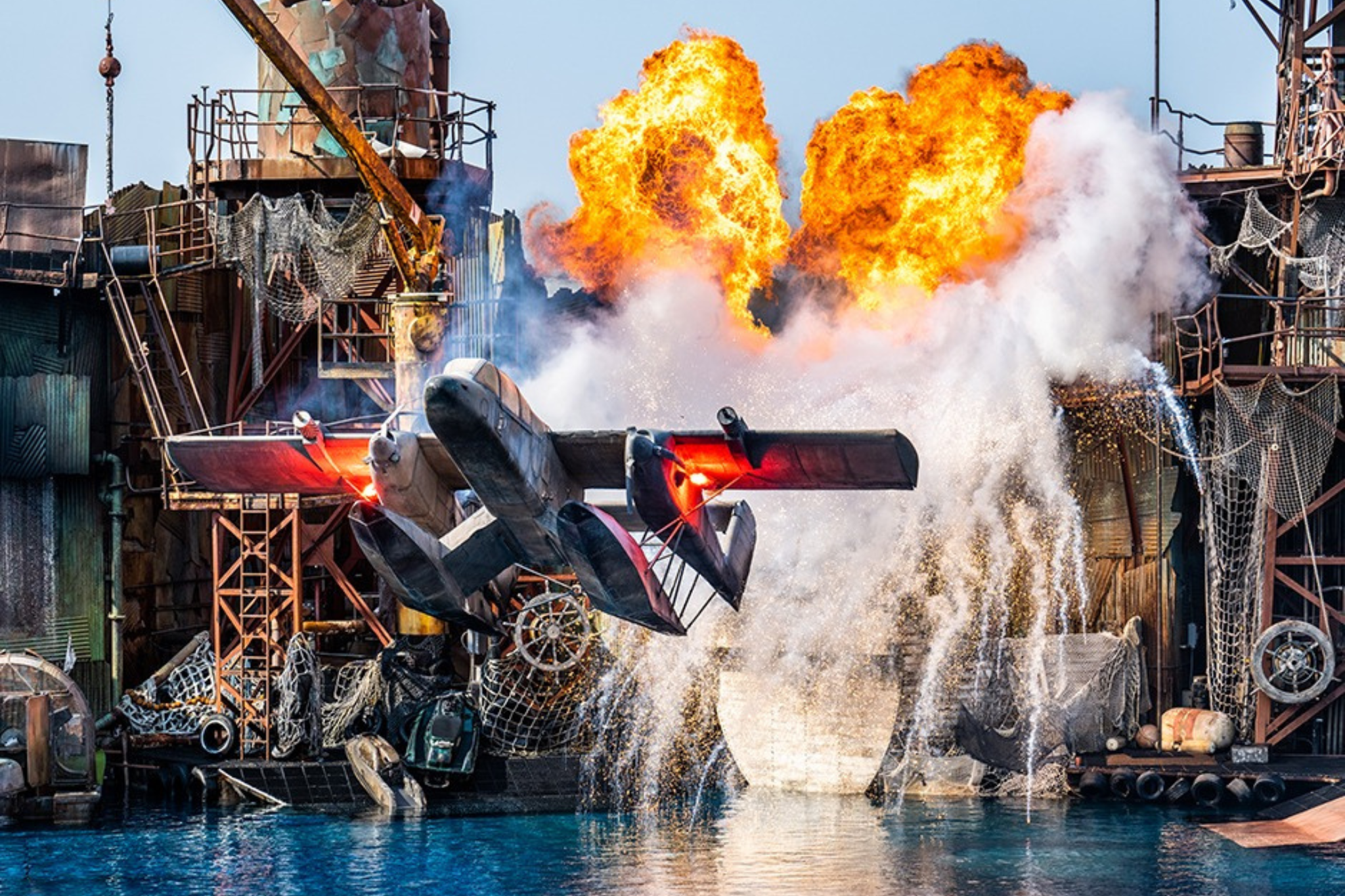 attrazione WaterWorld con aereo in fiamme agli Universal Studios Hollywood
