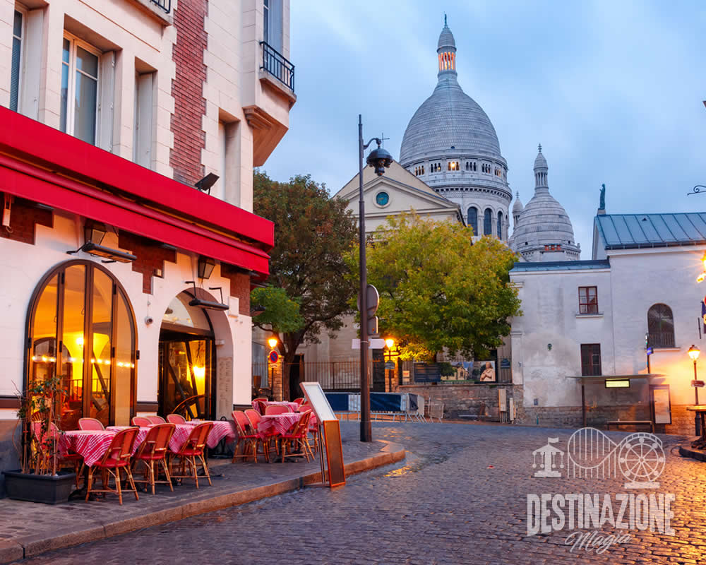 Quartire di Montmartre famoso per la sua atmosfera artistica e le stradine acciottolate