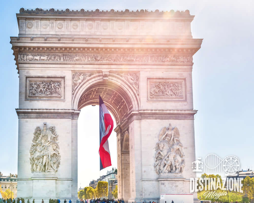 Arco di Trionfo a Prigi che unisce Champs-Élysées alla piazza di Charles de Gaulle