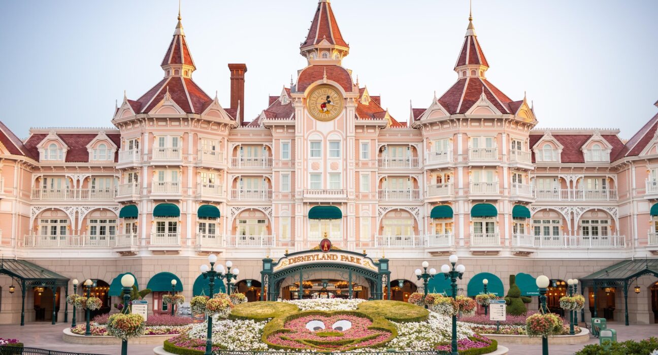 Disneyland Hotel a DisneyLand Paris riapre dopo la ristrutturazione: le Novità 2024