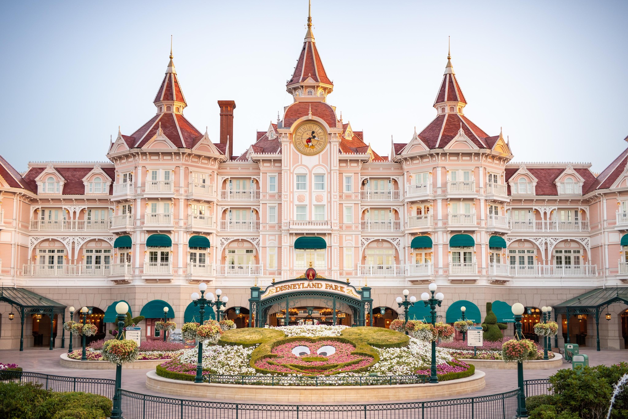Disneyland Hotel a DisneyLand Paris riapre dopo la ristrutturazione: le Novità 2024
