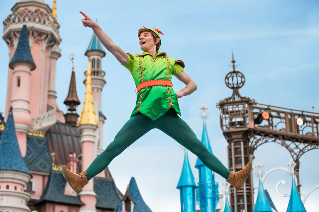 Incontra Peter Pan davanti all'attrazione dedicata a Disneyland Paris