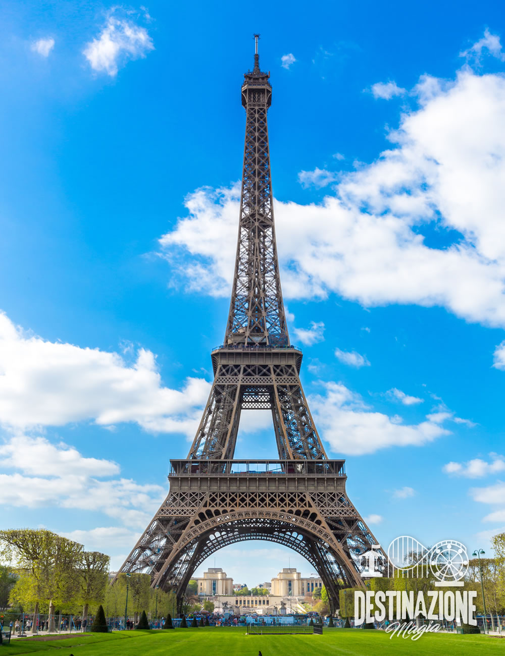 Tour Eiffel, il simbolo di Parigi. La prima e più importante tappa per ogni visitatore.