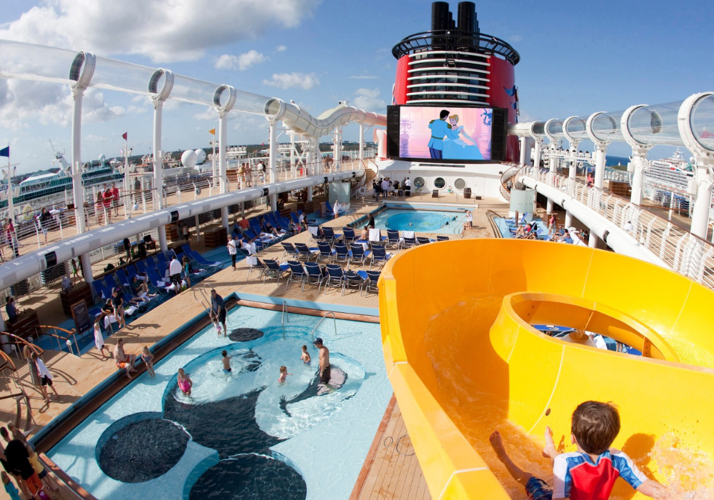 Scivoli e piscine a tema Disney nella Disney Cruise Line