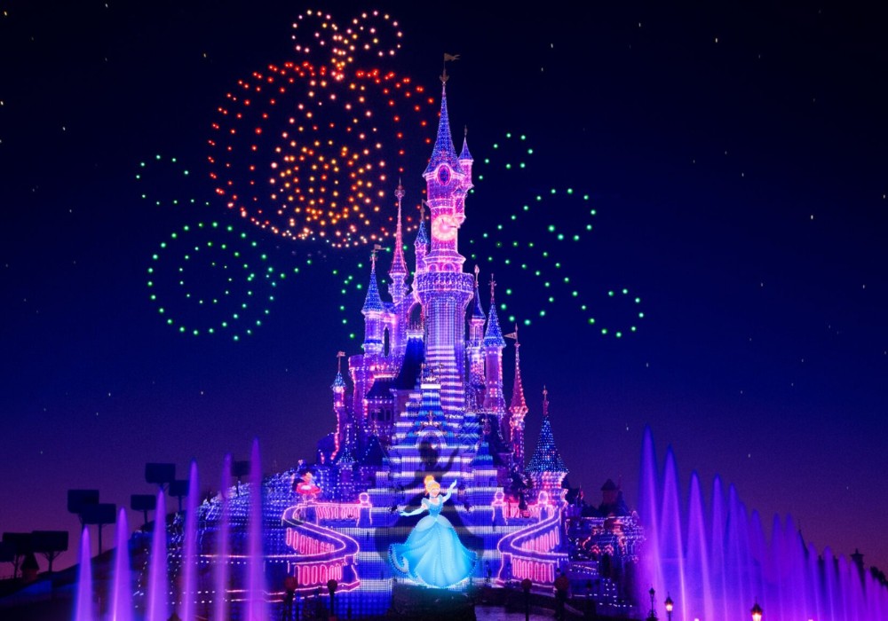 Castello della Bella Addormentata con la videoproiezione di Cenerentola e i droni che formano la sua Carrozza - Disney Electrical Sky Parade