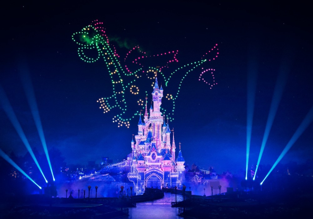 Castello della Bella Addormentata illuminato per la Disney Electrical Sky Parade con i droni che formano il Drago Elliott