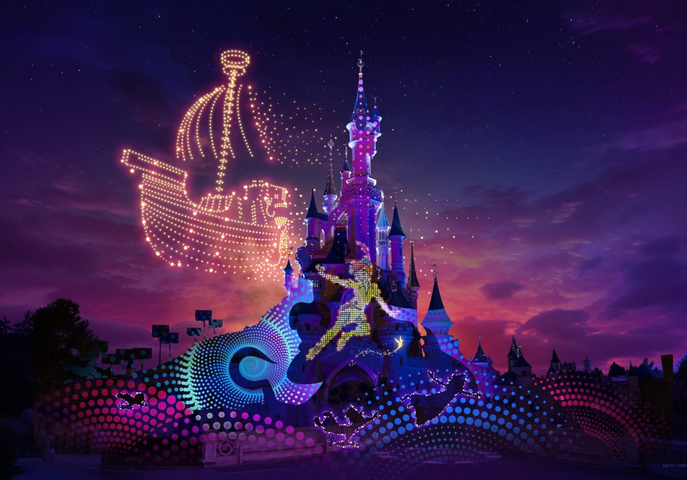 Castello della Bella Addormentata con la videoproiezione di Peter Pan e i droni che formano il Galeone Volante - Disney Electrical Sky Parade