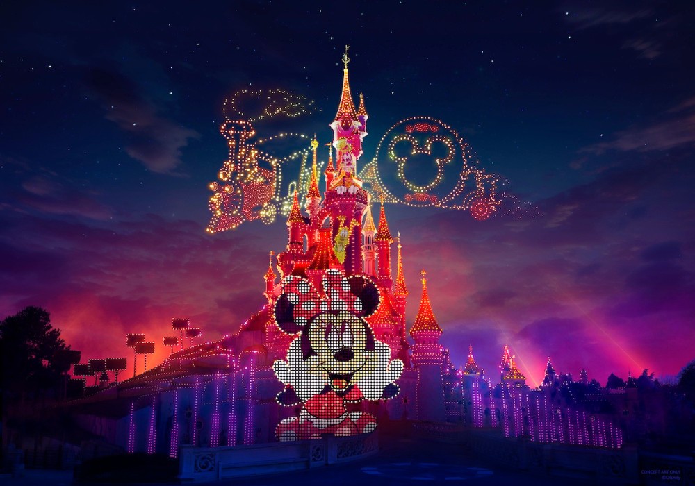 Castello della Bella Addormentata con la videoproiezione di Minnie e i droni che formano il Trenino di Topolino - Disney Electrical Sky Parade