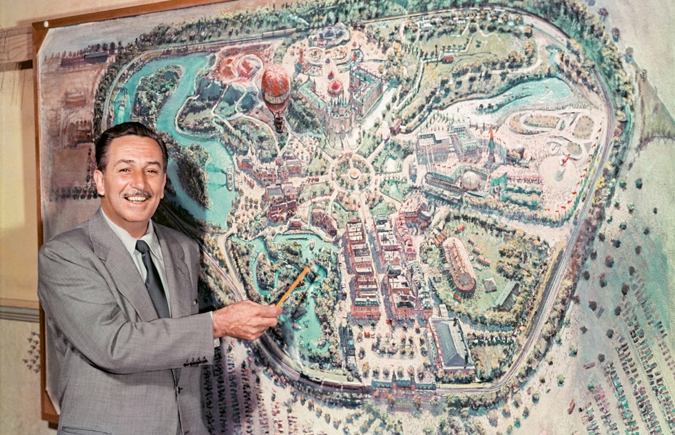Walt Disney mostra la mappa del parco Disneyland