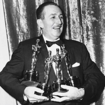 Walt Disney con statuette Premio Oscar