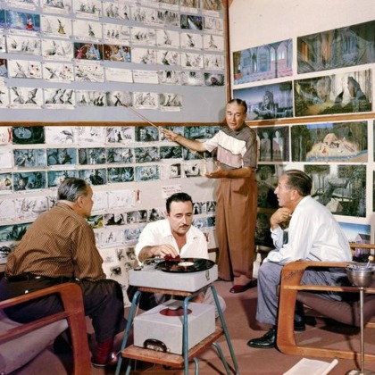 Walt Disney insieme ad altri artisti e animatori in studio