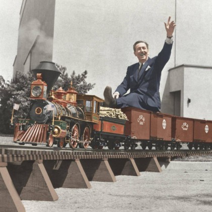 Walt Disney a sedere sopra il treno a vapore