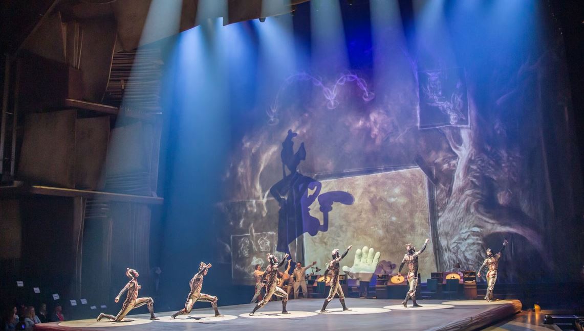 Spettacolo con acrobati Drawn to Life del Cirque du Soleil & Disney