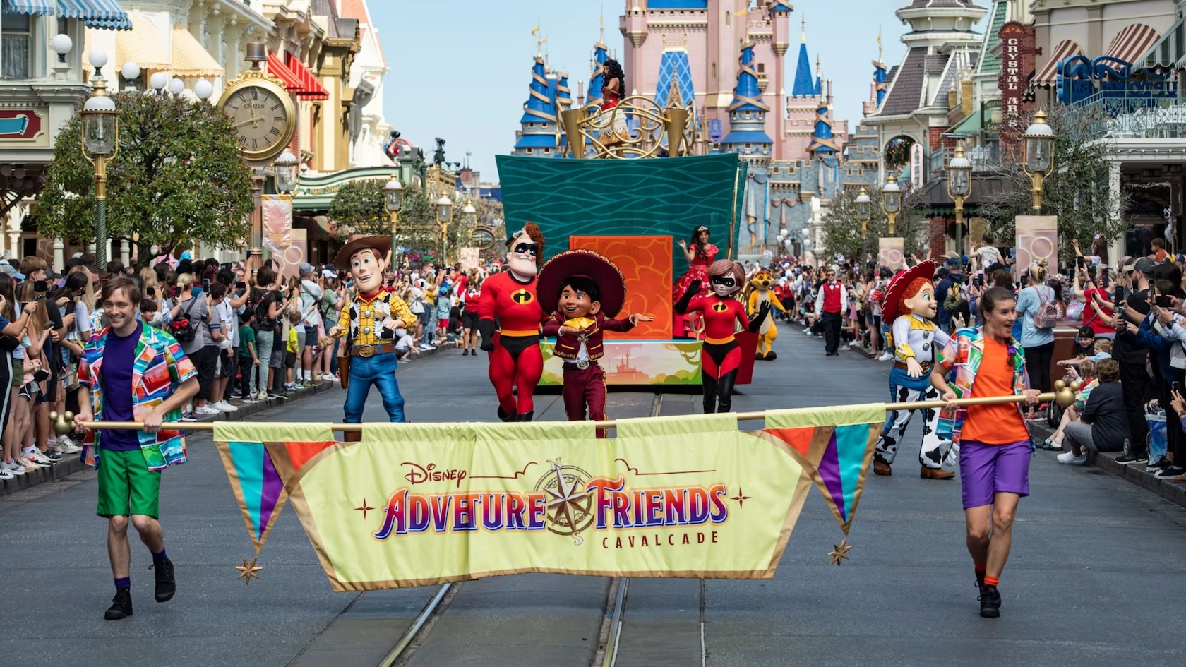 Parata con carri Disney Adventure Friends Cavalcade