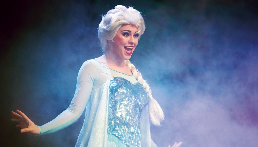 Elsa nello spettacolo For the First Time in Forever Frozen Sing